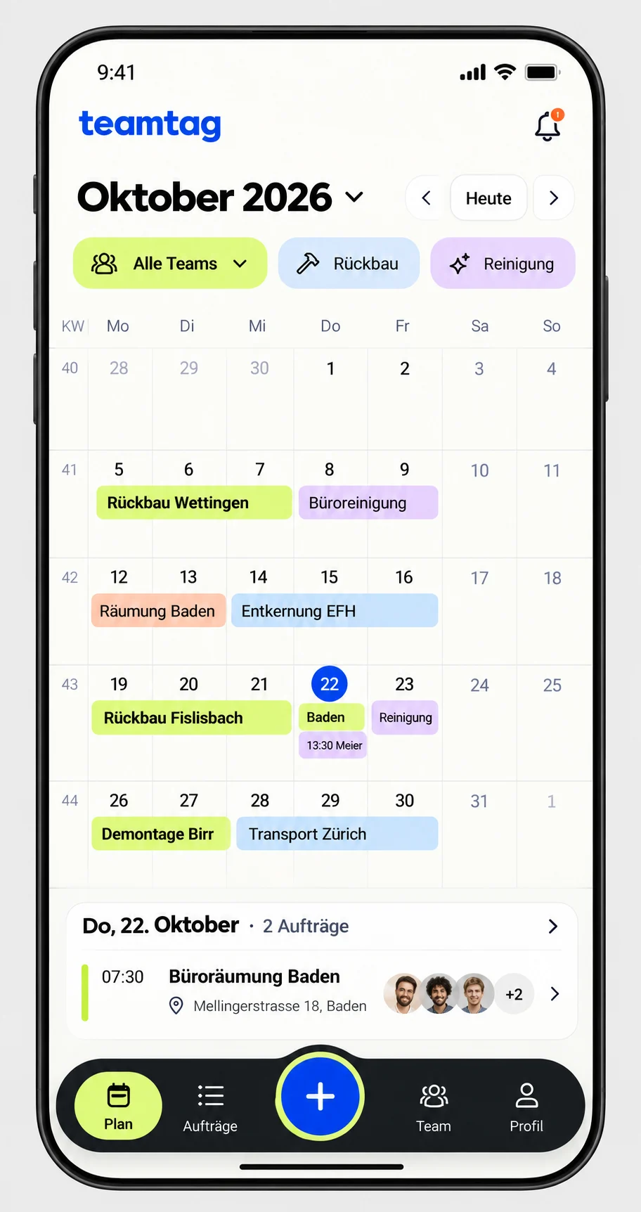 App-Mockup: Monatskalender Oktober 2026 mit geplanten Einsätzen